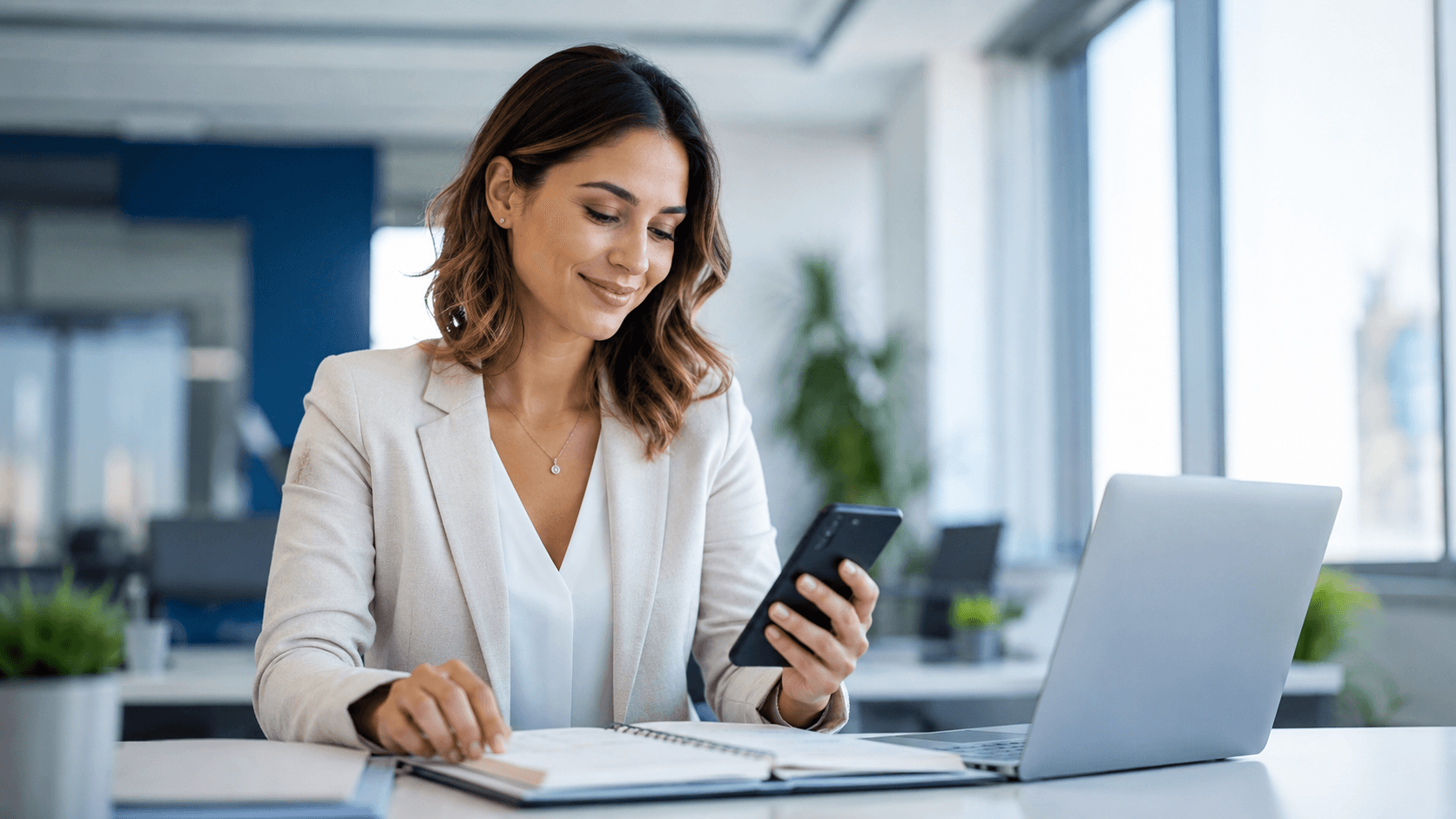 Colaboradora consultando o calendário de carência do plano de saúde empresarial