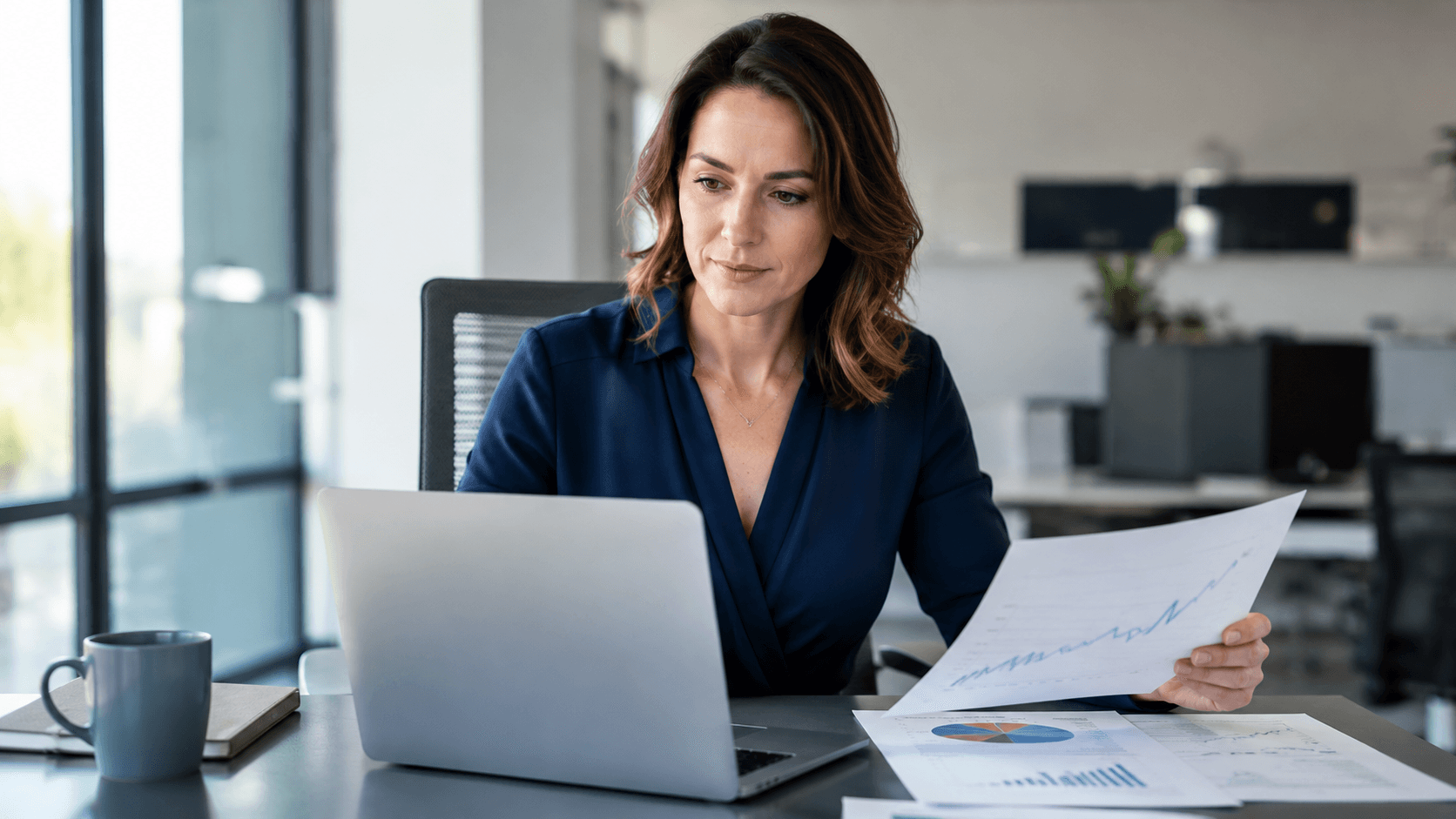Gestor de RH analisando o reajuste do plano de saúde empresarial em planilha