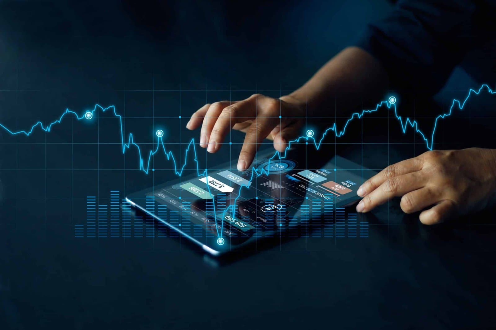 Pessoa usando tablet para operar ativos digitais e criptomoedas